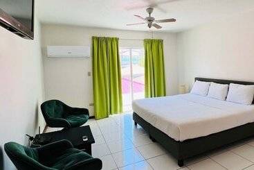 هتل Talk Of The Town Inn & Suites