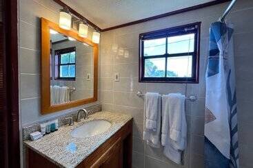 هتل Talk Of The Town Inn & Suites