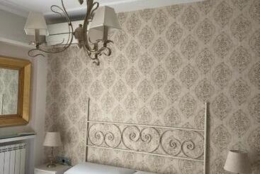 تختخواب و صبحانه Suite Comares