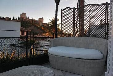تختخواب و صبحانه Suite Comares