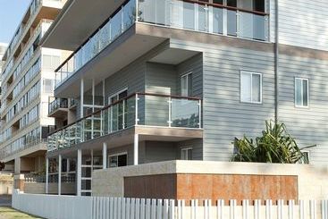 Bujerum Apartments On Burleigh