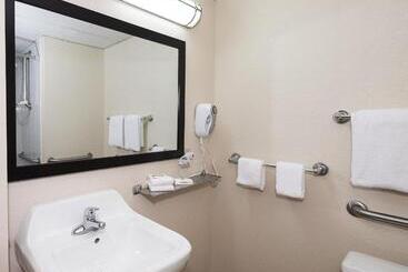 هتل Red Roof Inn Cortland