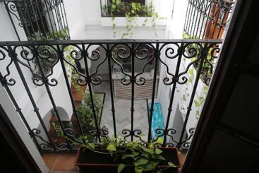 Wake Up In Tarifa Hostel & Restaurant Lounge