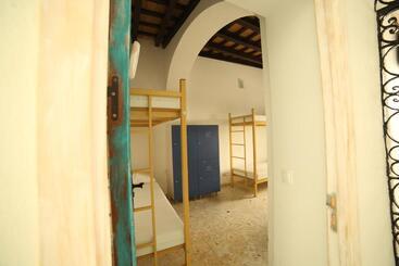 Wake Up In Tarifa Hostel & Restaurant Lounge