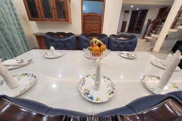 پانسیون Regalia Home Sapphire Stay