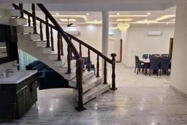 پانسیون Regalia Home Sapphire Stay