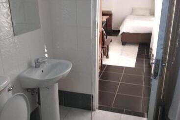 تختخواب و صبحانه Brackendene Lodge