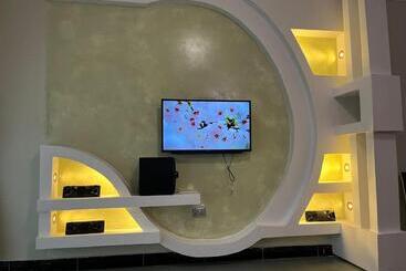 تختخواب و صبحانه Ronald Virtue Apartments
