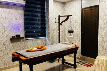 هتل Ayur Arogyam Rooms And Spa