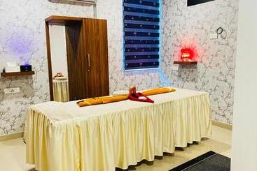 هتل Ayur Arogyam Rooms And Spa