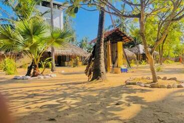 هتل Lankathilaka Kitesurfing Holiday Resort