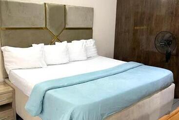 پانسیون Od V!ck S Luxe, Wuse District, Swimming Pool, Gym, Wifi, 24hr Power, Security, Dstv