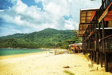 استراحتگاه Beachfront Hut Upstairs Astra   Beach Shack Chalet