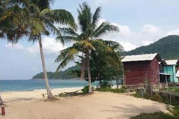 استراحتگاه Beachfront Hut Upstairs Astra   Beach Shack Chalet