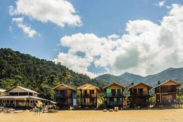 استراحتگاه Beachfront Hut Upstairs Astra   Beach Shack Chalet