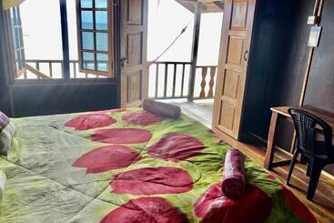 استراحتگاه Beachfront Hut Upstairs Astra   Beach Shack Chalet