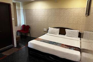 هتل Tejasri Residency