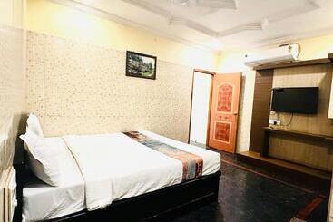 هتل Tejasri Residency