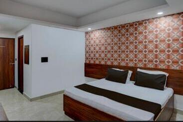 هتل The Simran Suites