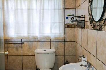 پانسیون Leana Hub Guest House