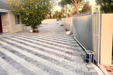 پانسیون Malaika Guest House