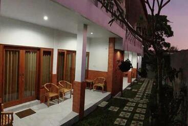 پانسیون The East Land Rooms