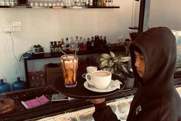 تختخواب و صبحانه Aati Cafe