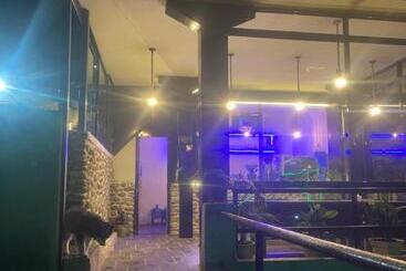 تختخواب و صبحانه Aati Cafe