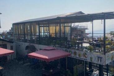 تختخواب و صبحانه Aati Cafe