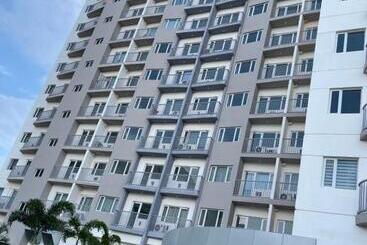 Bright & Breezy 2 Br Unit With Balcony