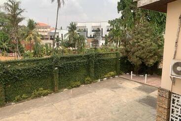 هتل Foster Inn