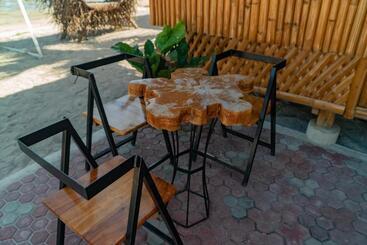 هتل The Blessed Purple Bamboo Beach Resort