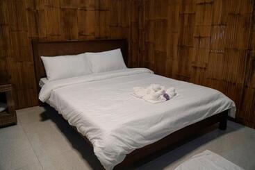 هتل The Blessed Purple Bamboo Beach Resort