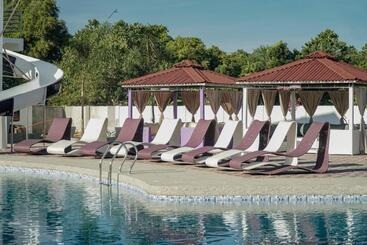 هتل The Blessed Purple Bamboo Beach Resort