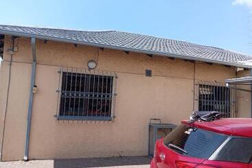 Пансион Pearl Guest House Kempton Park