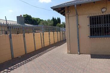 Пансион Pearl Guest House Kempton Park