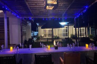 تختخواب و صبحانه New Dindini Lodge