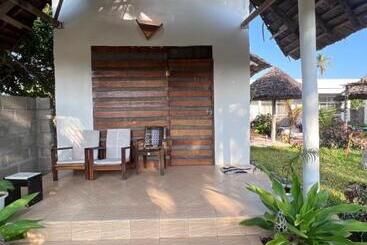 تختخواب و صبحانه New Dindini Lodge