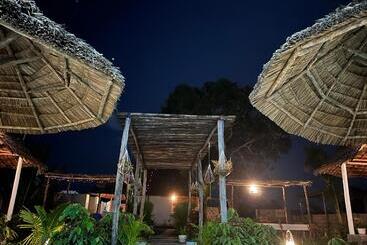 تختخواب و صبحانه New Dindini Lodge