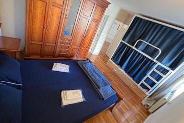 تختخواب و صبحانه Vhostel