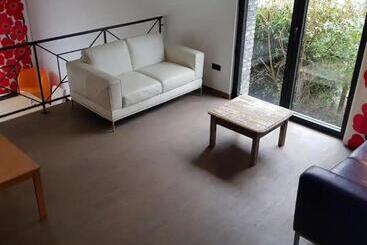 تختخواب و صبحانه Work, Relax, Sleep In Modern Villa