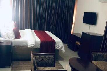 هتل Mclorrets Suites