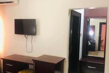 هتل Mclorrets Suites