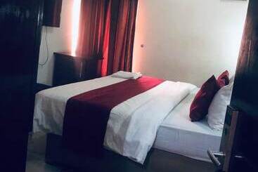 هتل Mclorrets Suites