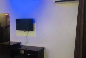 هتل Mclorrets Suites