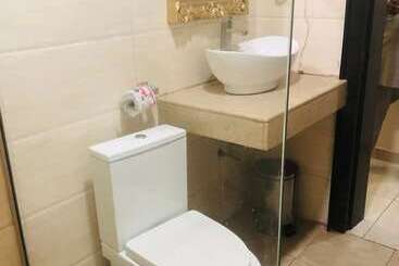 هتل Mclorrets Suites