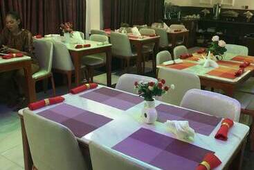 هتل Mclorrets Suites