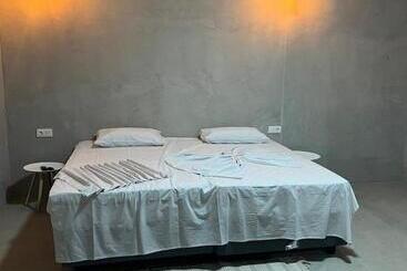 هتل Palms Lodge