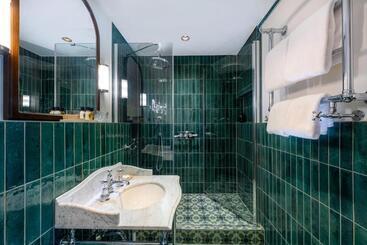 هتل The Tale Luxury Suites