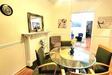 پانسیون Chateau De Woodlawn   Room I   La Tour Eiffel
